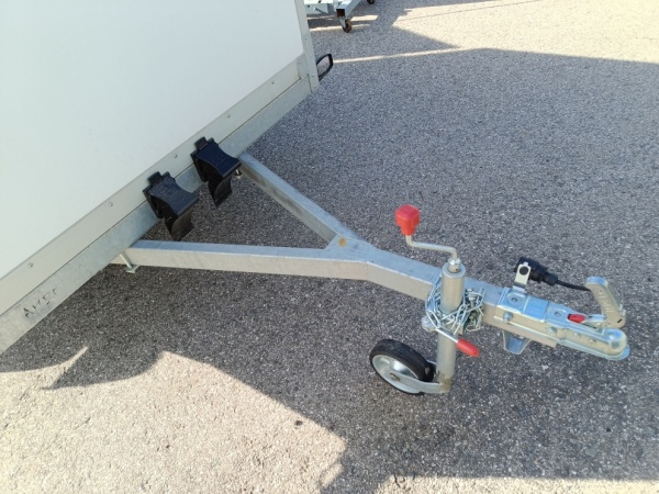 Двухосный промтоварный фургон (кузов: 6,8 м3)  МЗСА 817783